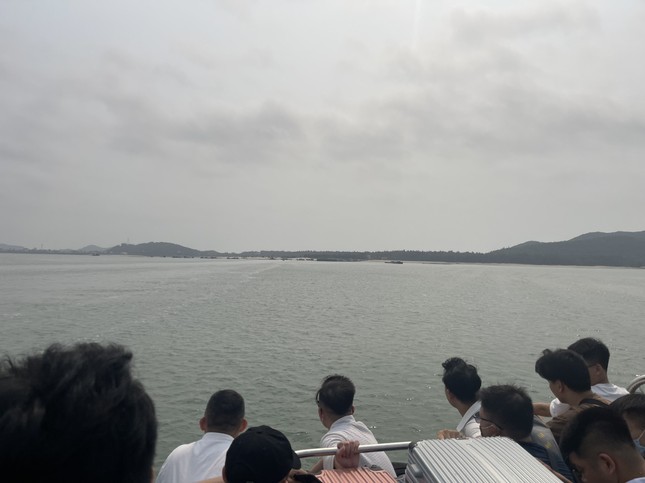 Gần 2.000 du khách đang mắc kẹt trên biển Vân Đồn - Quan Lạn- Ảnh 4.