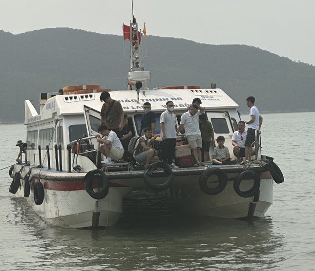 Gần 2.000 du khách đang mắc kẹt trên biển Vân Đồn - Quan Lạn- Ảnh 1.