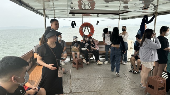 Gần 2.000 du khách đang mắc kẹt trên biển Vân Đồn - Quan Lạn- Ảnh 3.