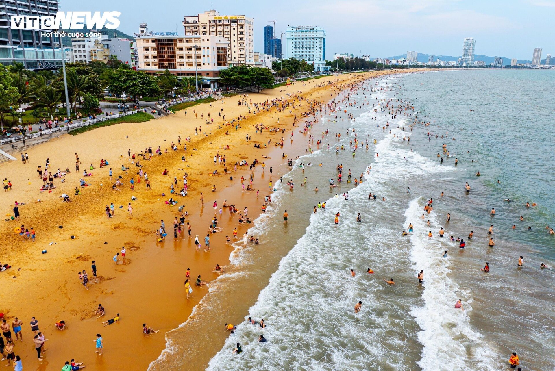 Người dân, du khách đổ xô hạ nhiệt, 'quây kín' bãi biển ở Quy Nhơn- Ảnh 11.