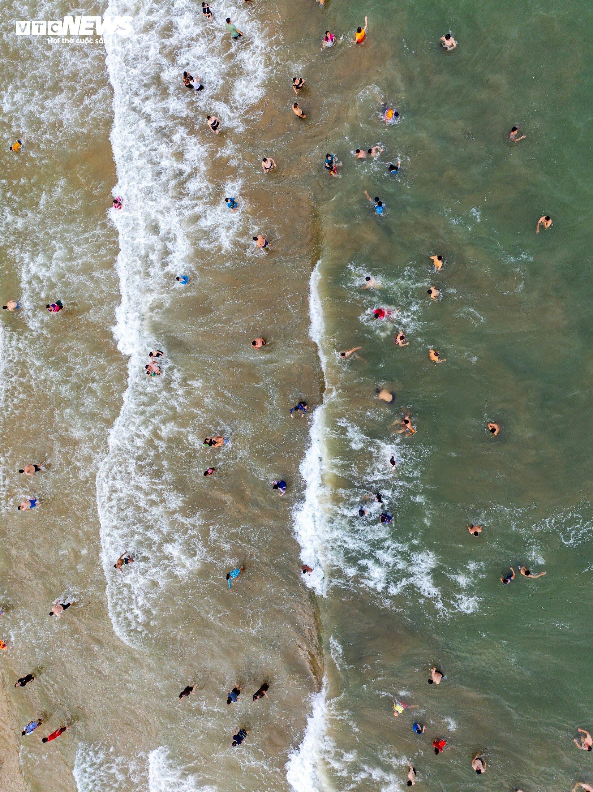 Người dân, du khách đổ xô hạ nhiệt, 'quây kín' bãi biển ở Quy Nhơn- Ảnh 3.