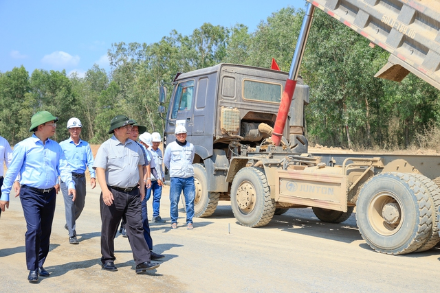 Thủ tướng kiểm tra hiện trường, đốc thúc nhiều dự án cao tốc trọng điểm- Ảnh 2.