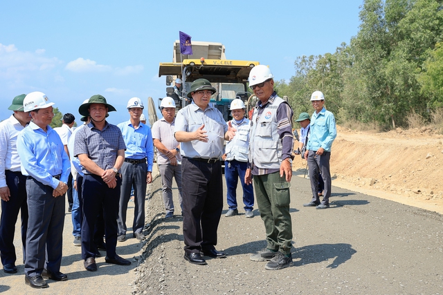 Thủ tướng kiểm tra hiện trường, đốc thúc nhiều dự án cao tốc trọng điểm- Ảnh 8.