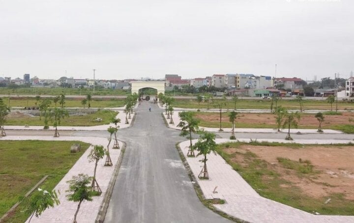 Giá bất động sản Hà Nội quá cao, nhà đầu tư 'ôm' tiền mua đất nền ở tỉnh- Ảnh 1.