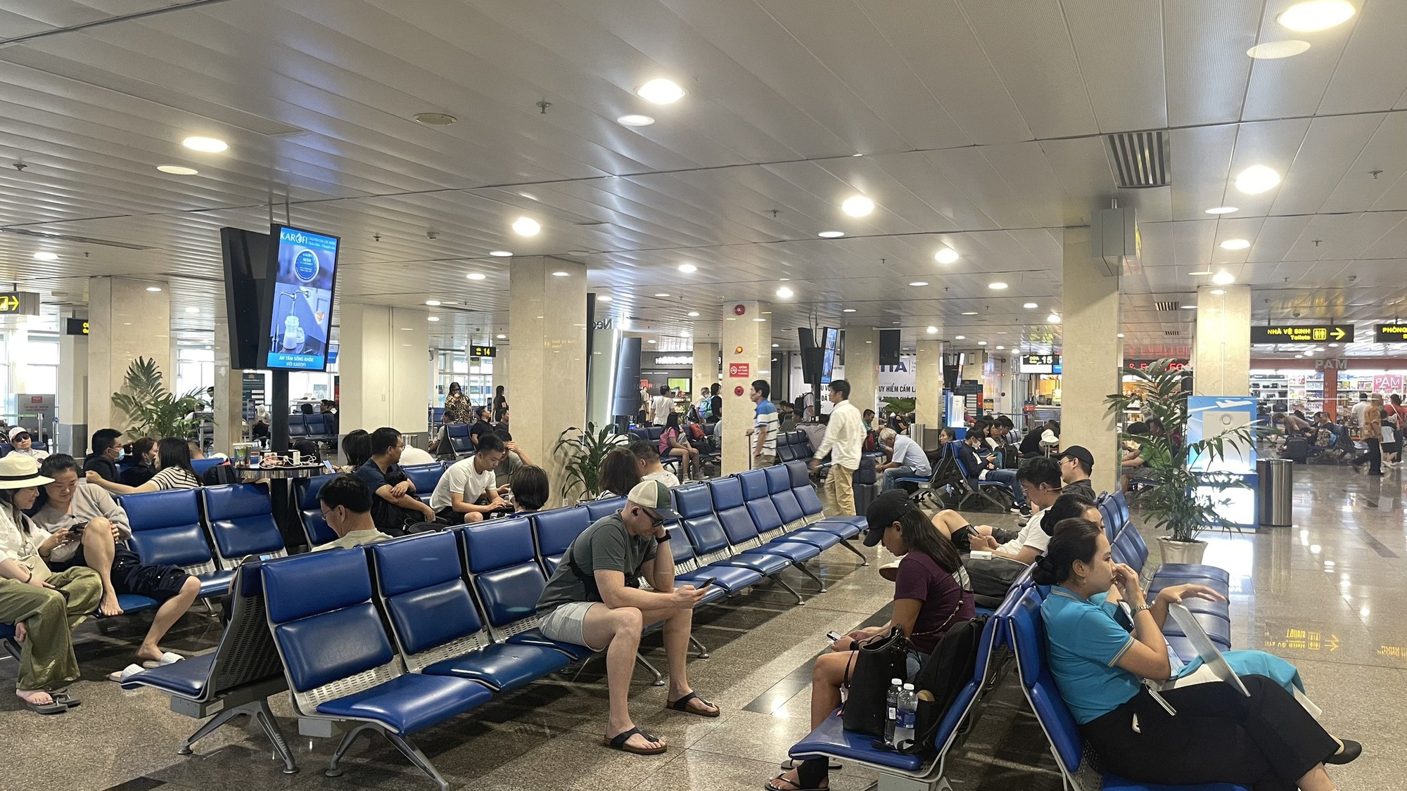 Bất ngờ lượng khách qua sân bay Tân Sơn Nhất ngày 29-4- Ảnh 2.