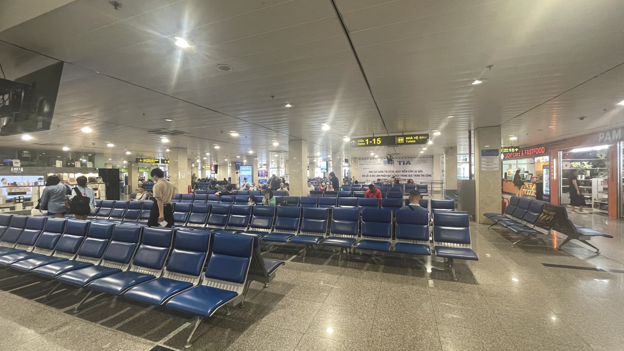 Bất ngờ lượng khách qua sân bay Tân Sơn Nhất ngày 29-4- Ảnh 1.