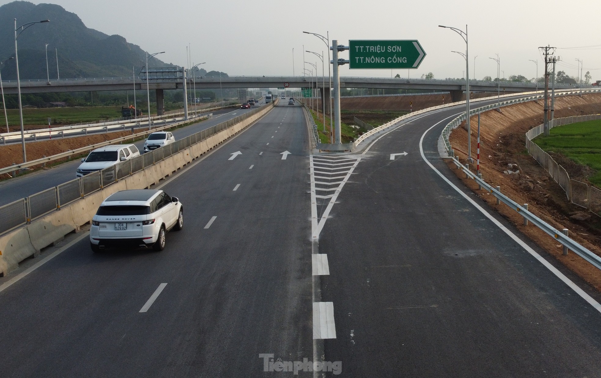 Tận thấy 2 nút giao cao tốc hơn 600 tỷ vừa thông xe đã phải đóng rào- Ảnh 1.
