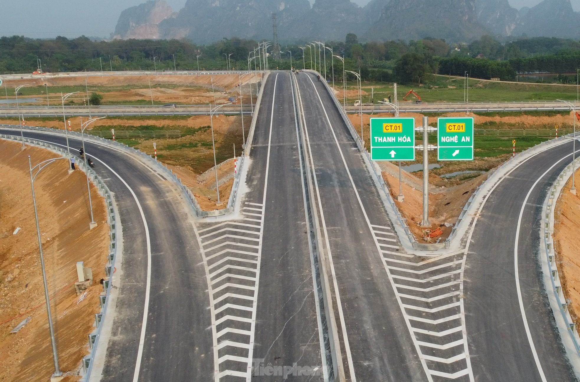 Tận thấy 2 nút giao cao tốc hơn 600 tỷ vừa thông xe đã phải đóng rào- Ảnh 6.