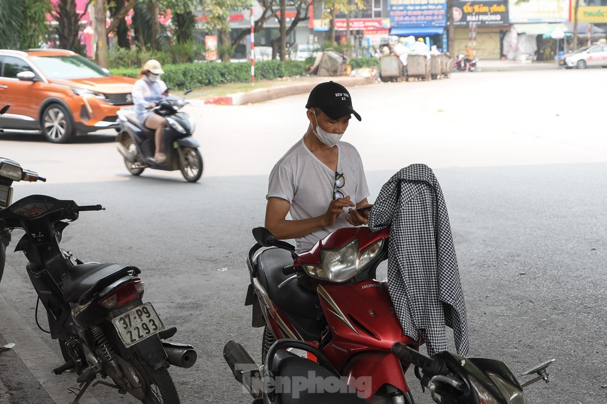 Hà Nội: giữa trưa, người lao động nằm vạ vật dưới gầm cầu để tránh cái nắng như nung- Ảnh 6.