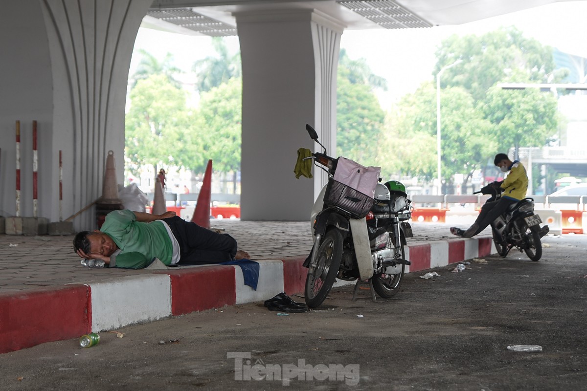 Hà Nội: giữa trưa, người lao động nằm vạ vật dưới gầm cầu để tránh cái nắng như nung- Ảnh 12.