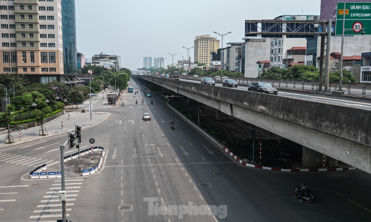 Hà Nội: giữa trưa, người lao động nằm vạ vật dưới gầm cầu để tránh cái nắng như nung- Ảnh 16.