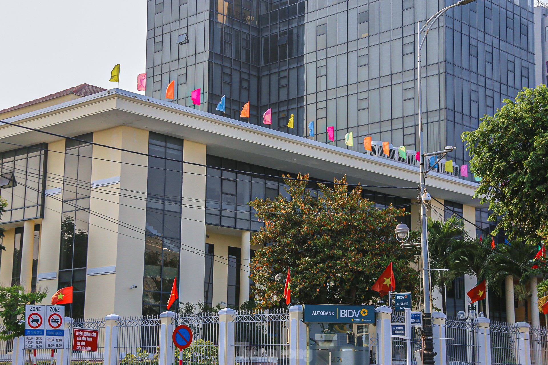 Phố phường Đà Nẵng rực rỡ cờ hoa chào mừng Đại lễ 30/4 và 1/5- Ảnh 8.