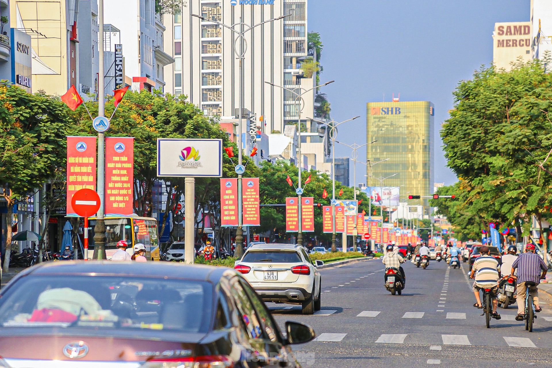 Phố phường Đà Nẵng rực rỡ cờ hoa chào mừng Đại lễ 30/4 và 1/5- Ảnh 2.