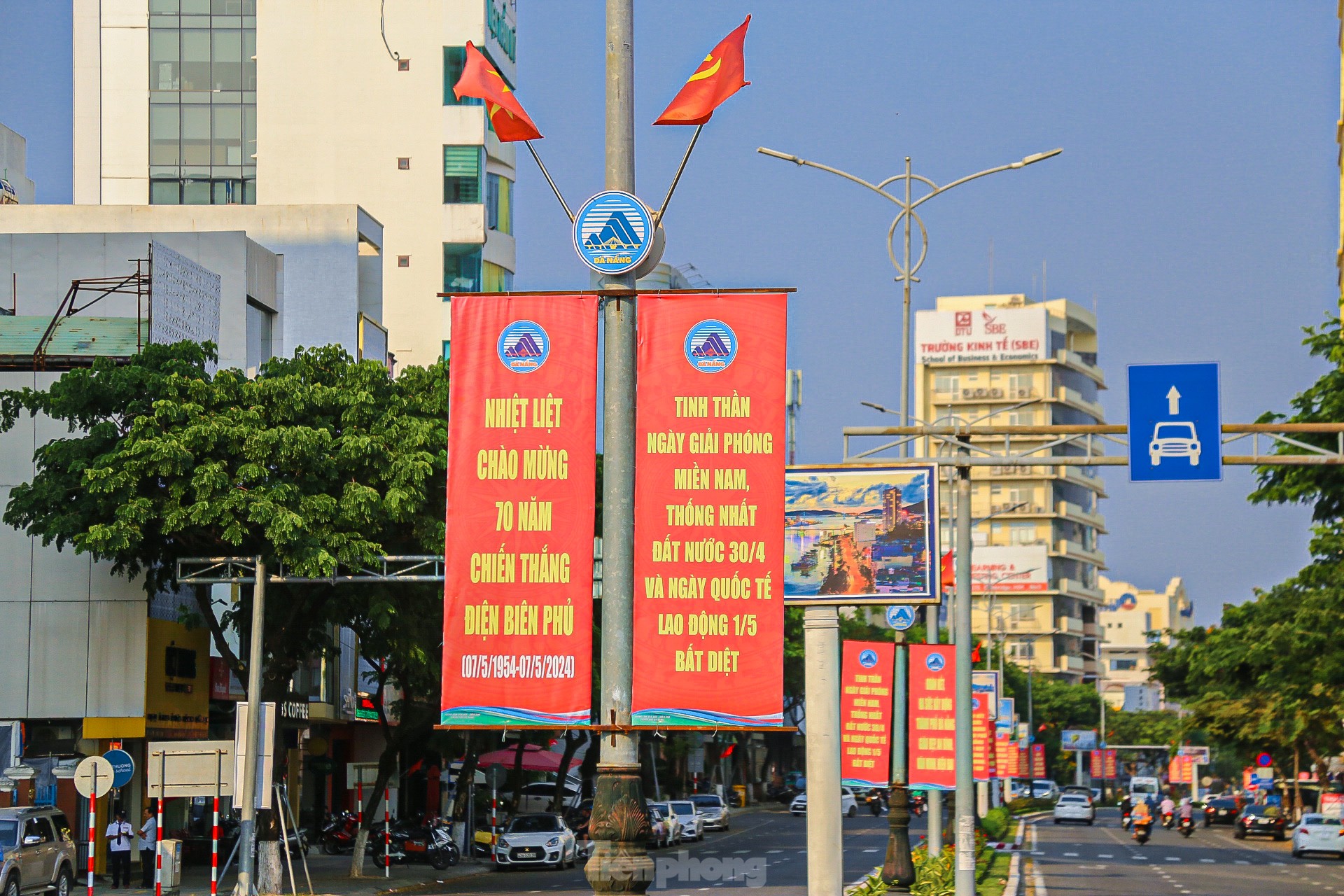 Phố phường Đà Nẵng rực rỡ cờ hoa chào mừng Đại lễ 30/4 và 1/5- Ảnh 18.