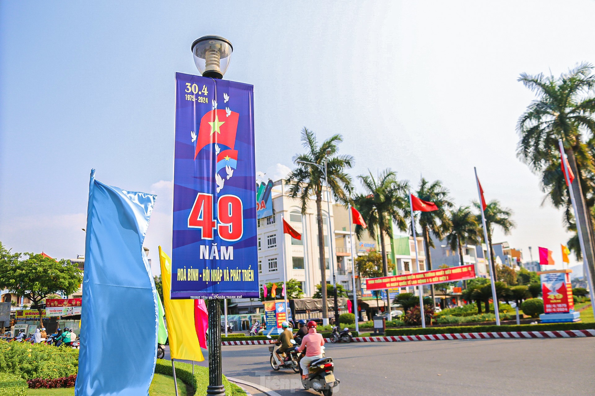 Phố phường Đà Nẵng rực rỡ cờ hoa chào mừng Đại lễ 30/4 và 1/5- Ảnh 4.