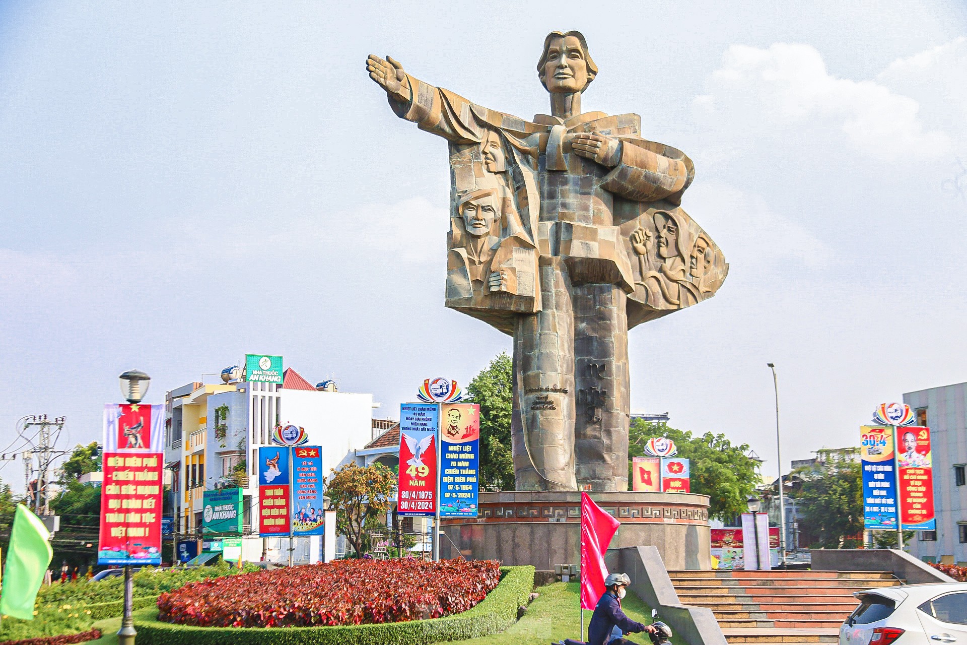 Phố phường Đà Nẵng rực rỡ cờ hoa chào mừng Đại lễ 30/4 và 1/5- Ảnh 10.