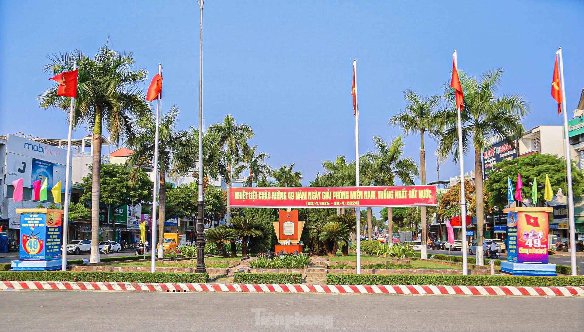 Phố phường Đà Nẵng rực rỡ cờ hoa chào mừng Đại lễ 30/4 và 1/5- Ảnh 19.