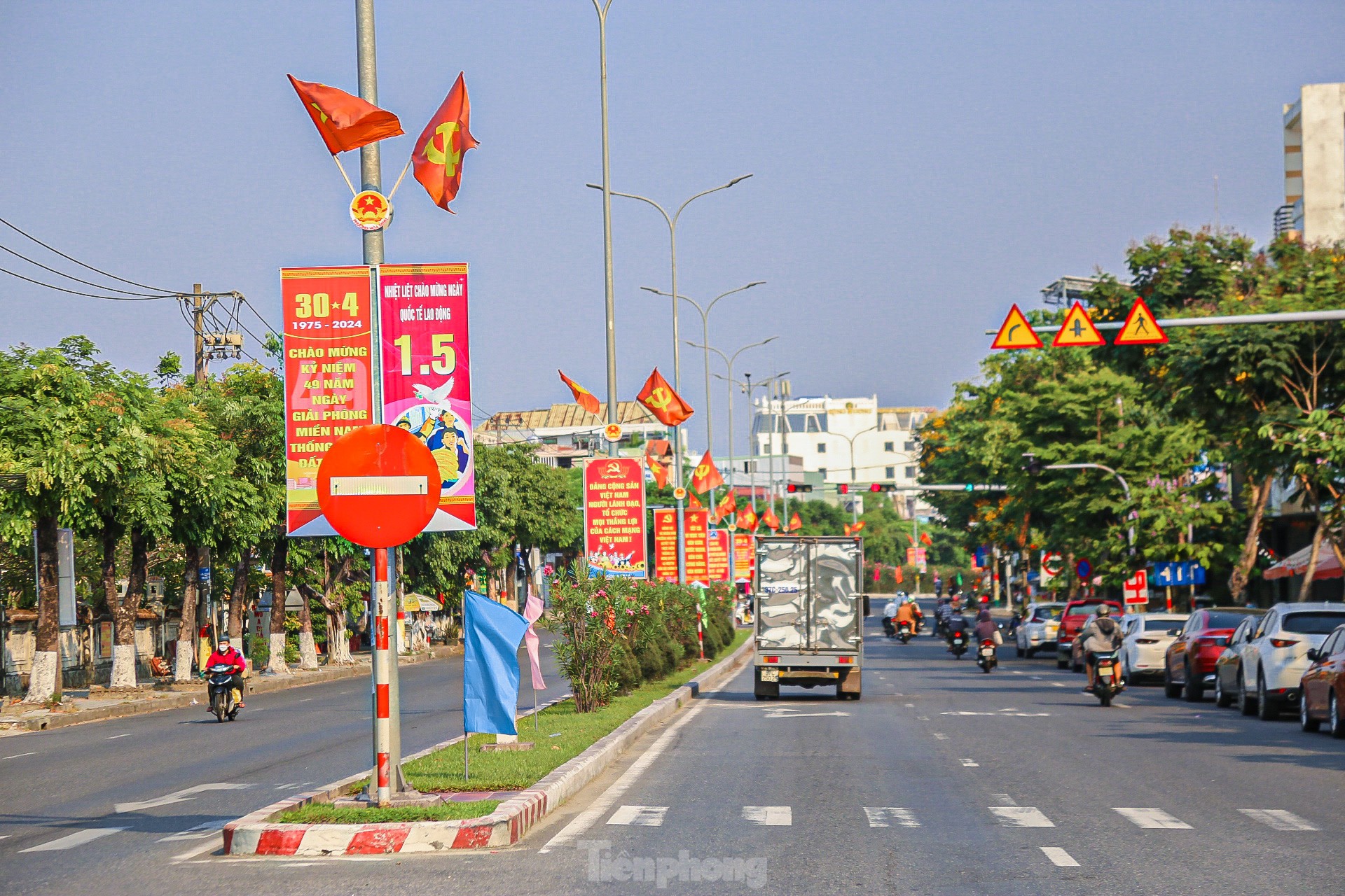 Phố phường Đà Nẵng rực rỡ cờ hoa chào mừng Đại lễ 30/4 và 1/5- Ảnh 1.