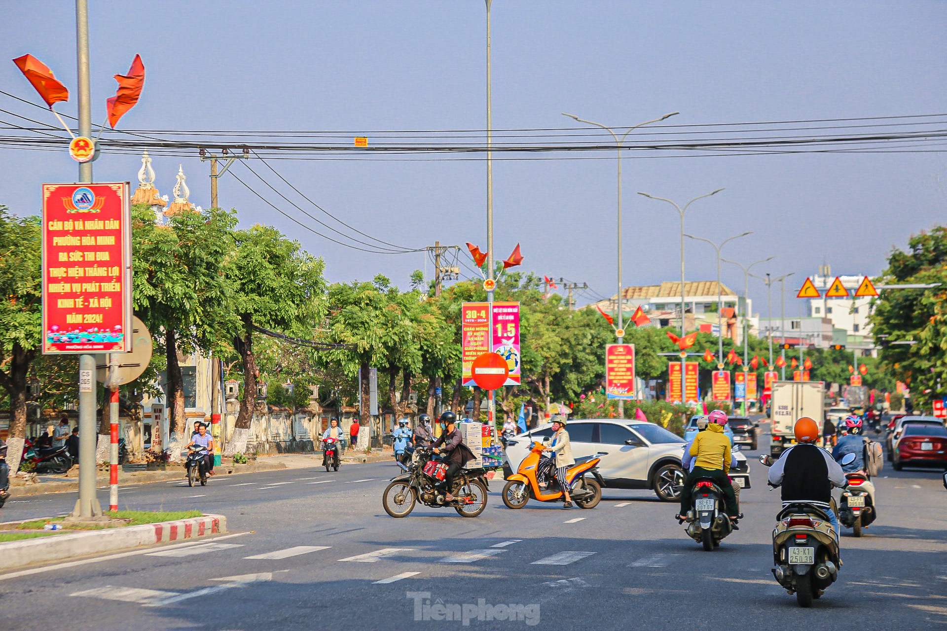 Phố phường Đà Nẵng rực rỡ cờ hoa chào mừng Đại lễ 30/4 và 1/5- Ảnh 3.