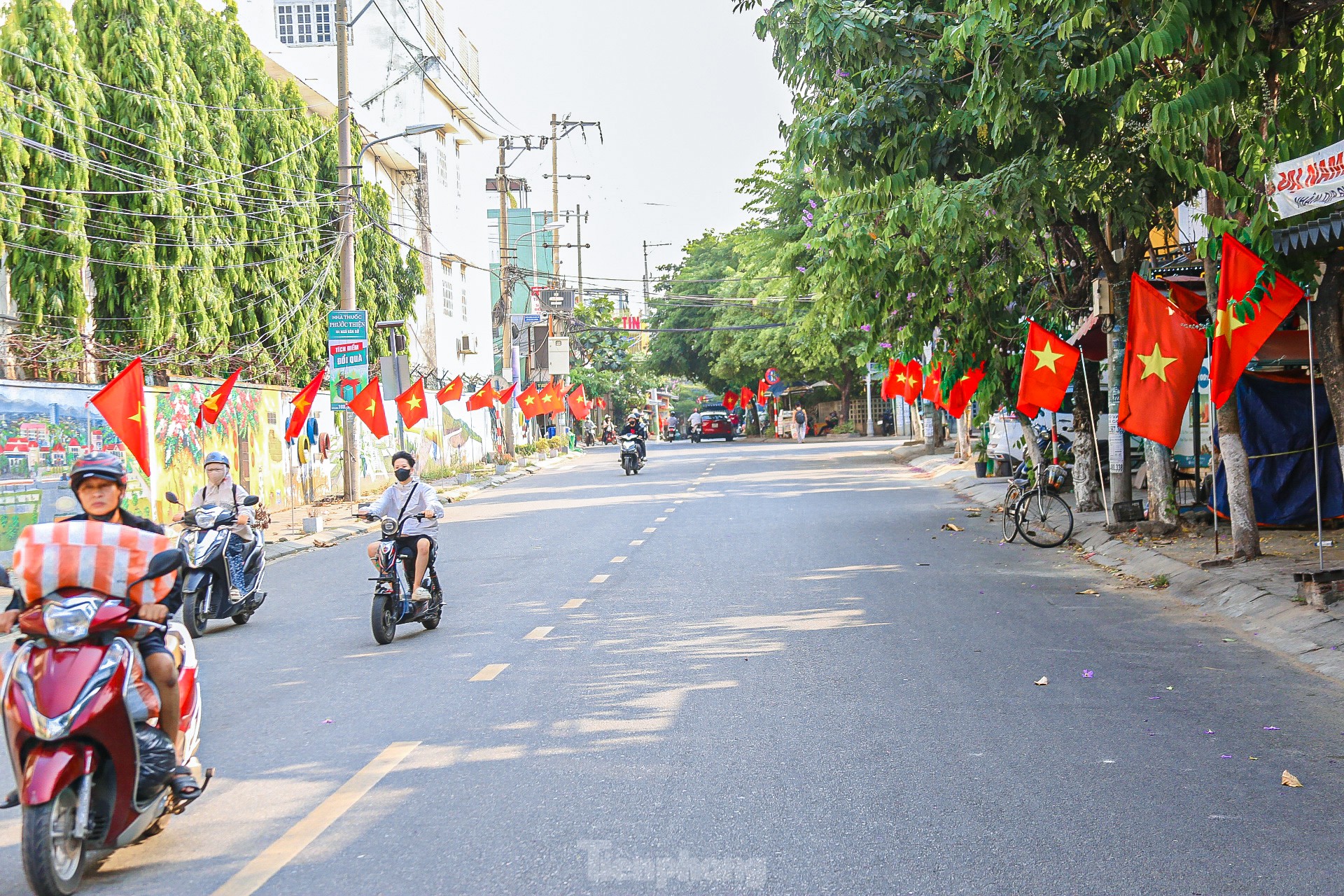 Phố phường Đà Nẵng rực rỡ cờ hoa chào mừng Đại lễ 30/4 và 1/5- Ảnh 11.