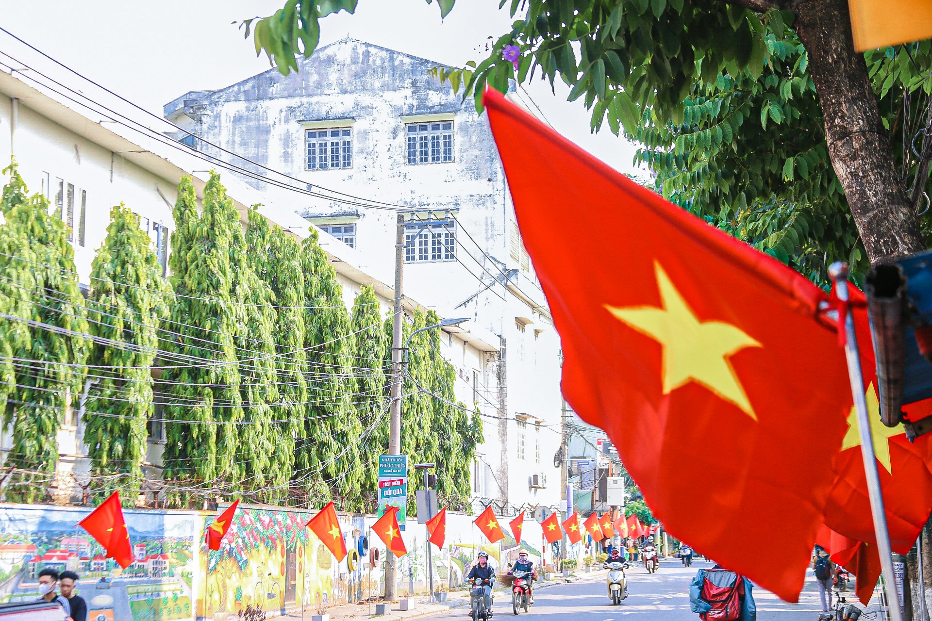 Phố phường Đà Nẵng rực rỡ cờ hoa chào mừng Đại lễ 30/4 và 1/5- Ảnh 12.