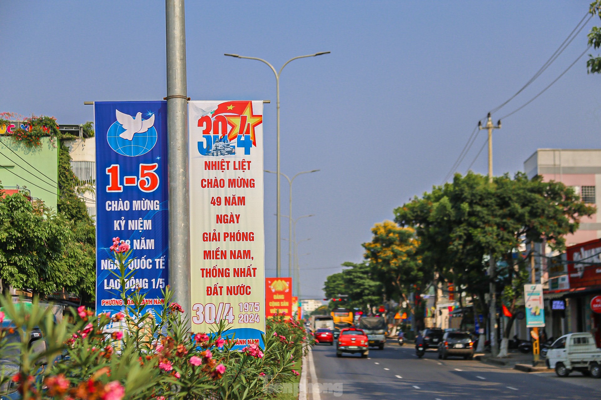 Phố phường Đà Nẵng rực rỡ cờ hoa chào mừng Đại lễ 30/4 và 1/5- Ảnh 15.