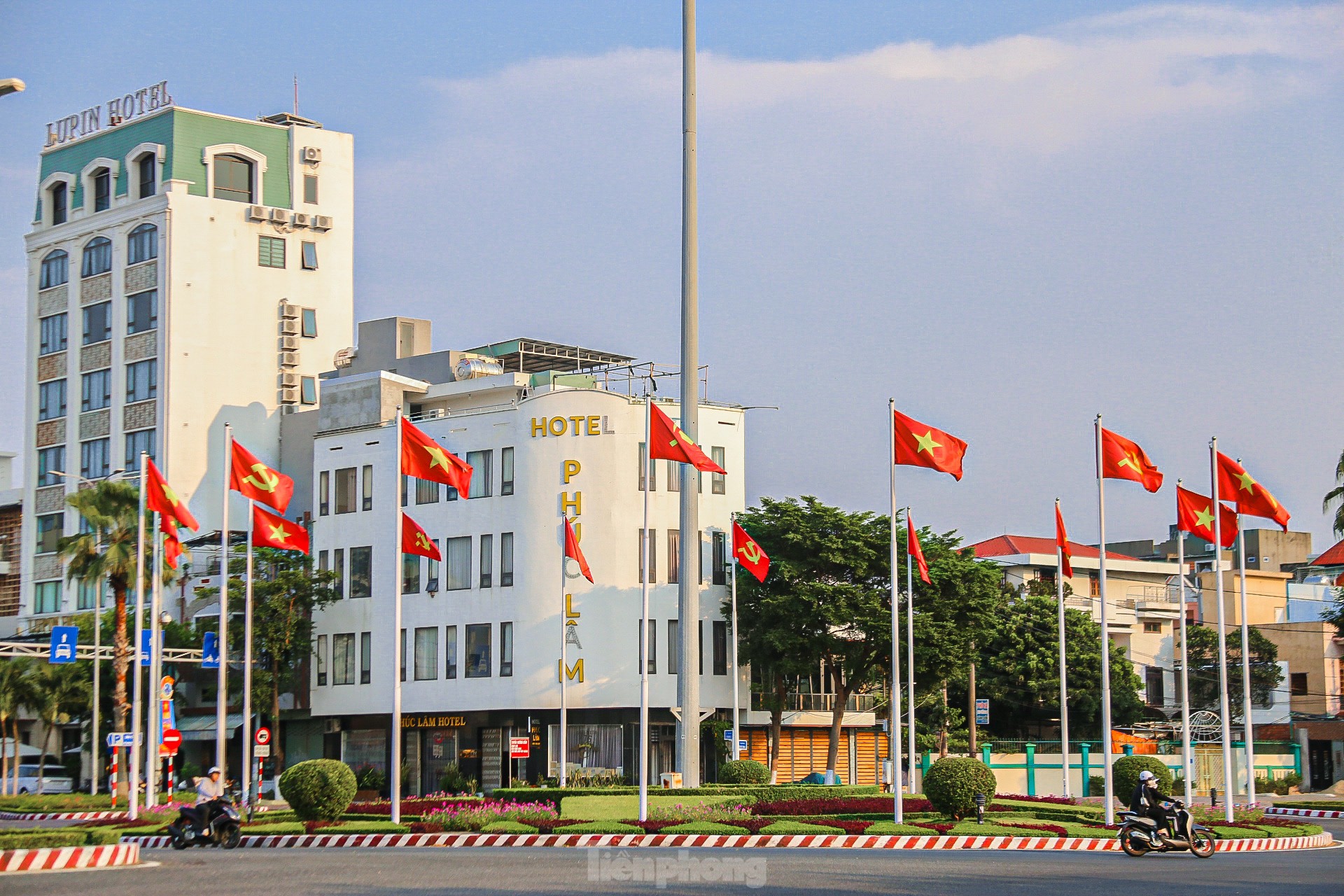 Phố phường Đà Nẵng rực rỡ cờ hoa chào mừng Đại lễ 30/4 và 1/5- Ảnh 17.