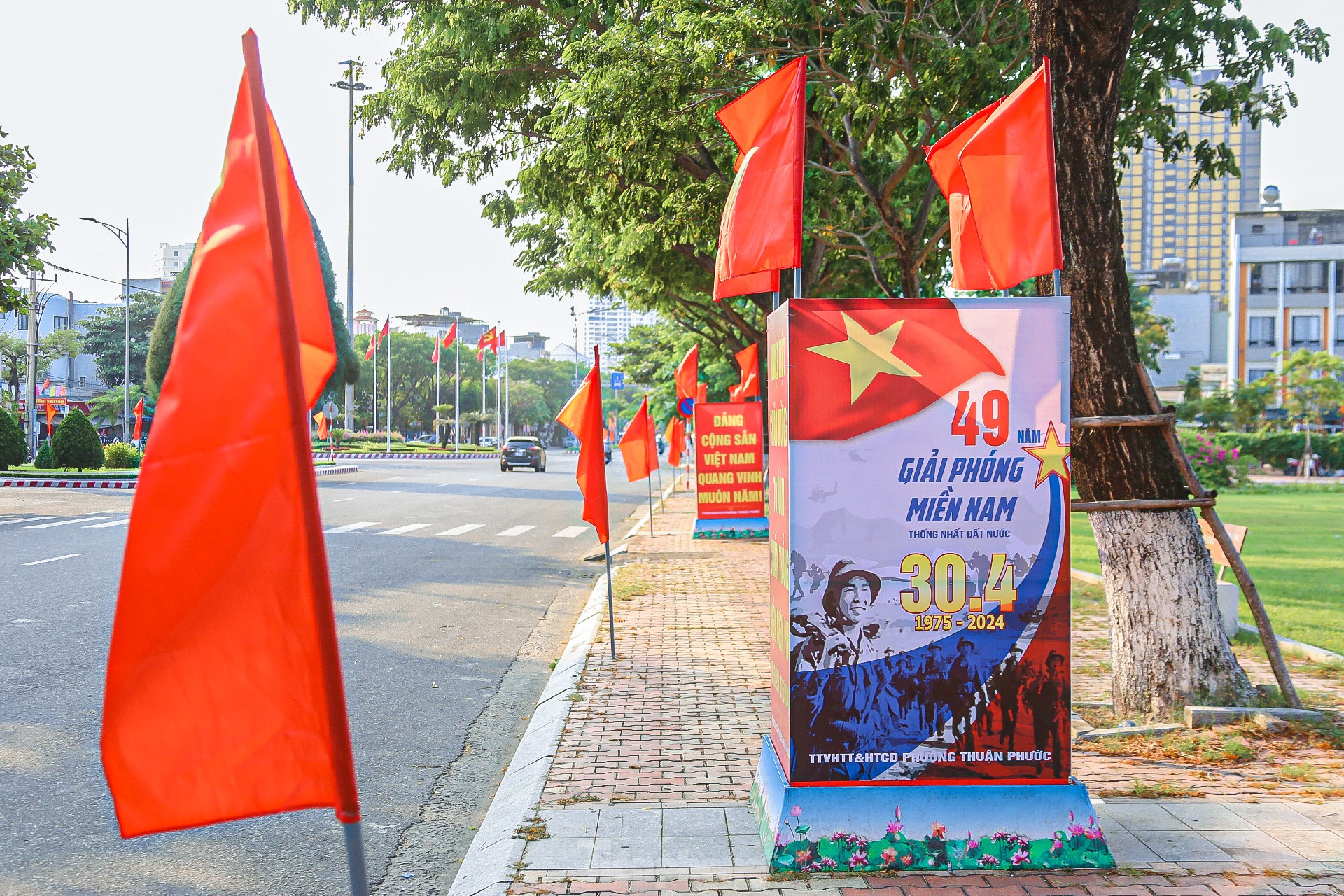 Phố phường Đà Nẵng rực rỡ cờ hoa chào mừng Đại lễ 30/4 và 1/5- Ảnh 14.