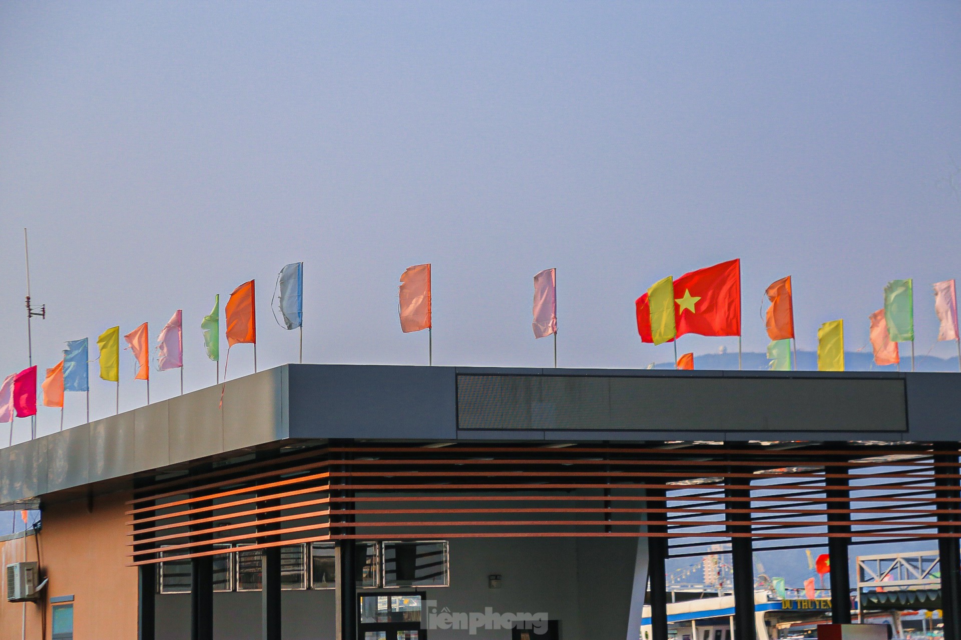 Phố phường Đà Nẵng rực rỡ cờ hoa chào mừng Đại lễ 30/4 và 1/5- Ảnh 9.