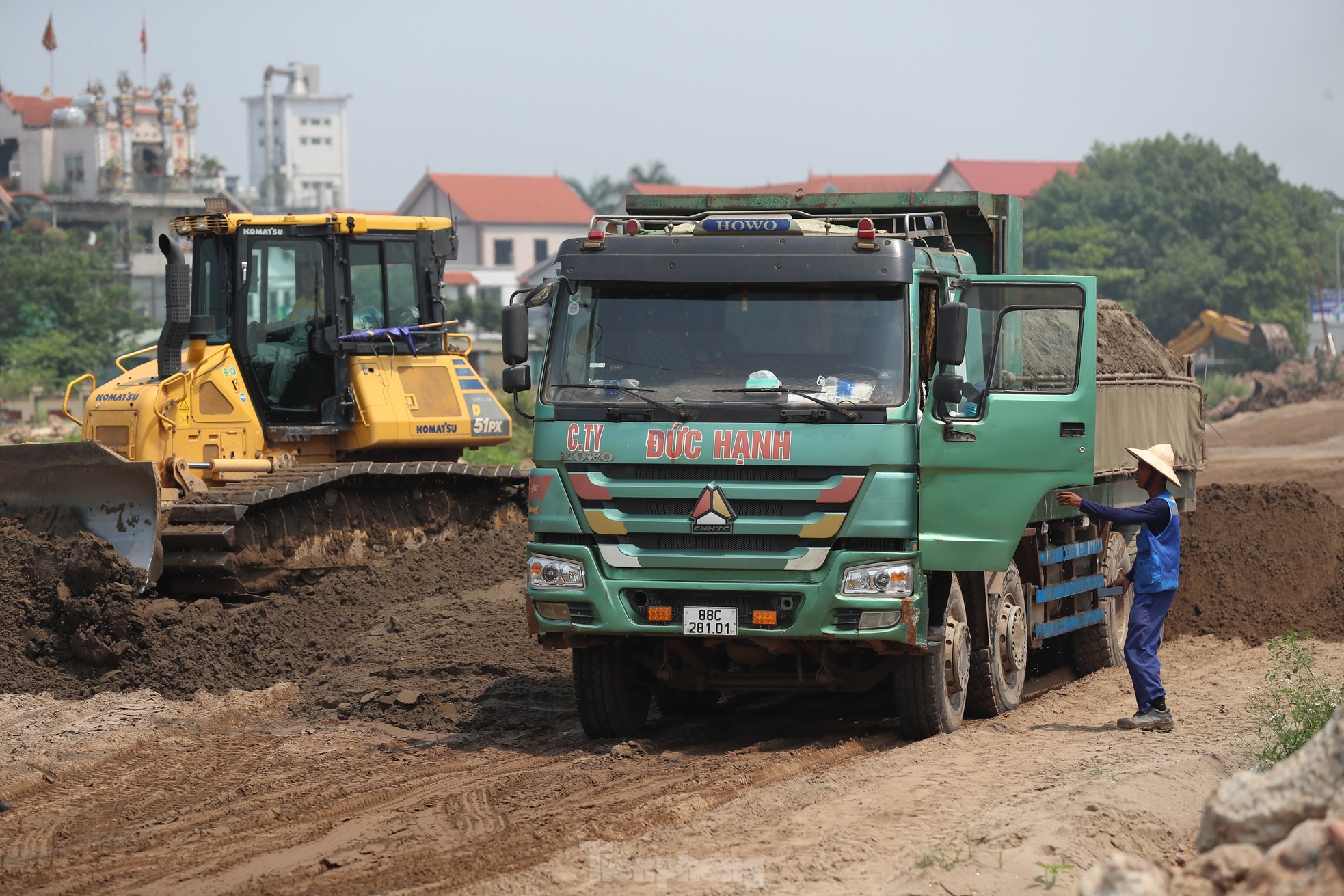 Hàng trăm người không nghỉ lễ thi công đường vành đai 4 dưới nắng nóng gay gắt- Ảnh 3.