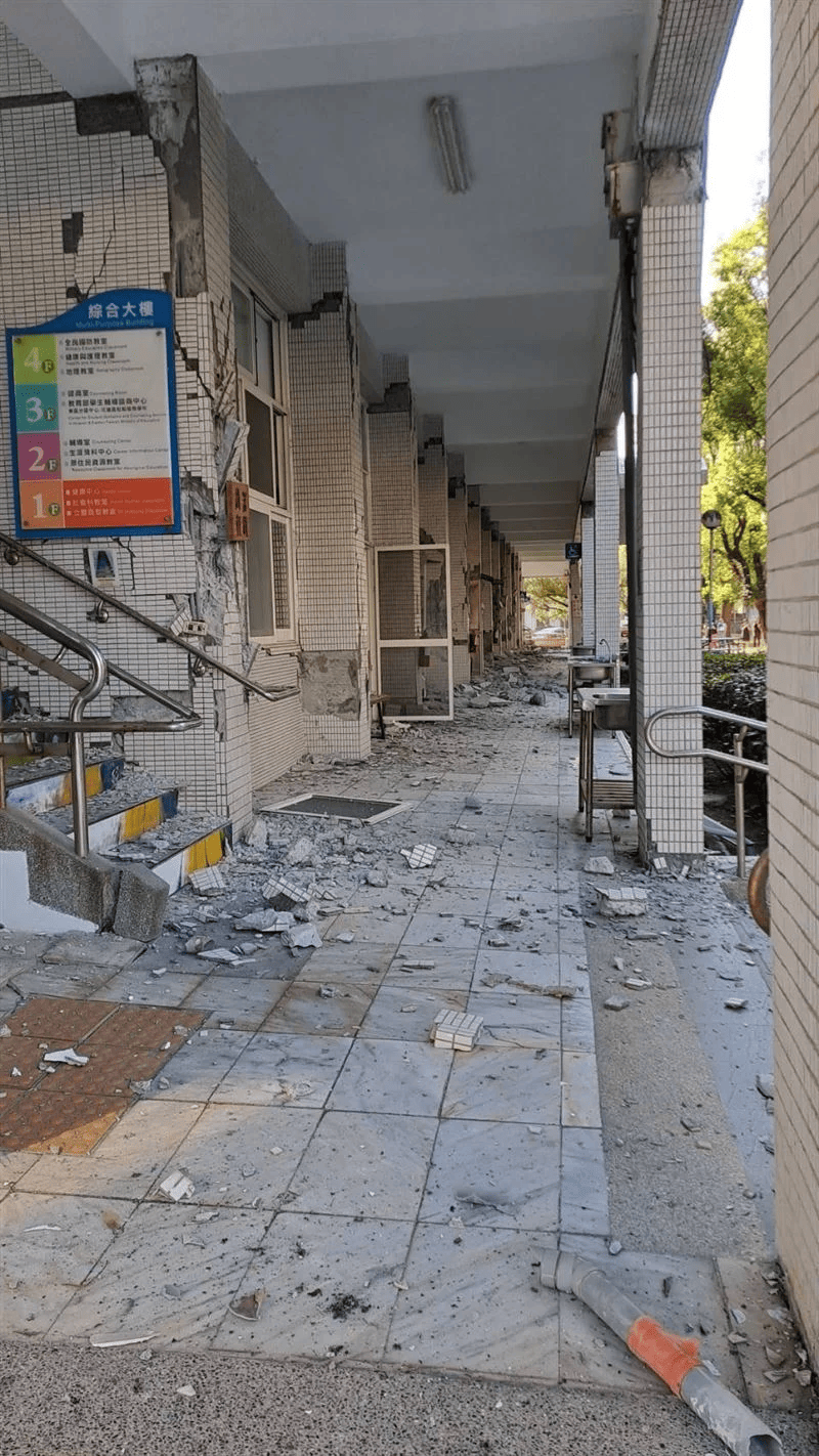 Khung cảnh ngôi trường bị ảnh hưởng nặng nề nhất trong trận động đất ở Đài Loan: Hư hại khắp nơi, lộ rõ cốt thép- Ảnh 2.