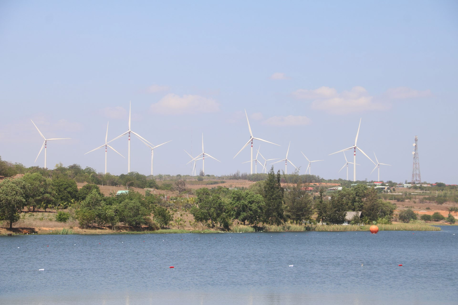 Một dự án điện gió đang triển khai tại xã Hòa Thắng, huyện Bắc Bình, tỉnh Bình Thuận Ảnh: CHÂU TỈNH
