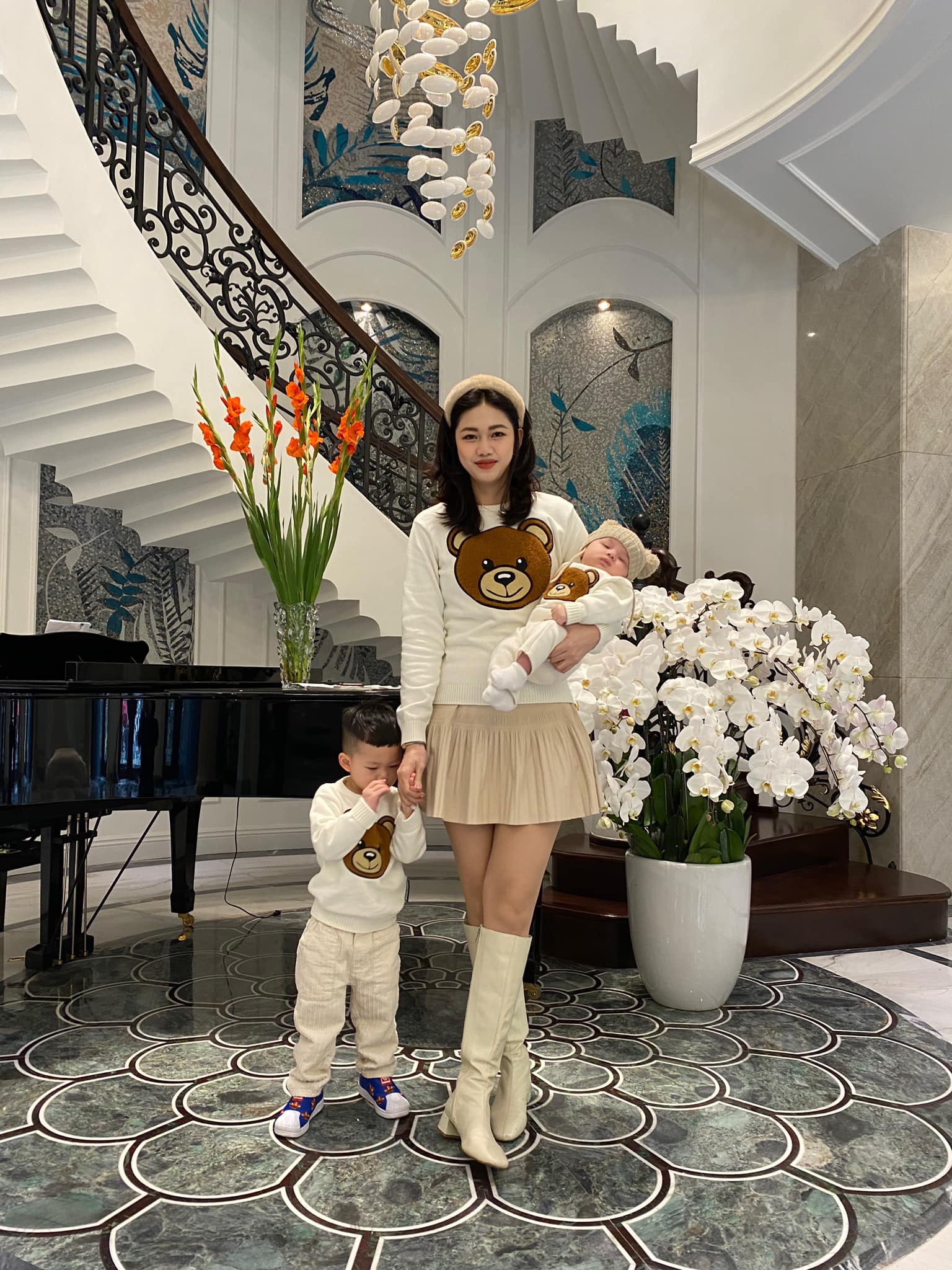 Á hậu cao 1m81 từ chối thi quốc tế về lấy chồng đại gia hơn 16 tuổi: Giờ ''1 nách 2 con'', sống trong biệt thự nằm chễm chệ giữa phố- Ảnh 8. Á hậu cao 1m81 từ chối thi quốc tế về lấy chồng đại gia hơn 16 tuổi: Giờ ''1 nách 2 con'', sống trong biệt thự nằm chễm chệ giữa phố- Ảnh 8.