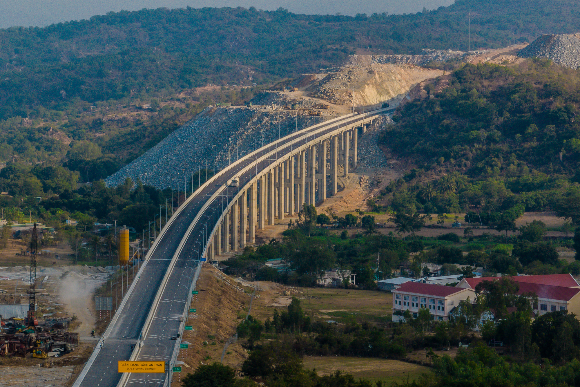 Tuyến cao tốc gần 9.000 tỷ đồng sở hữu hầm đường bộ đứng top đầu Việt Nam băng băng về đích- Ảnh 1.