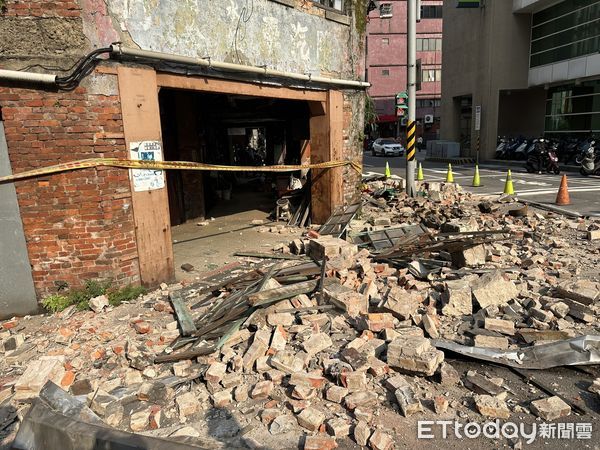 Toàn cảnh hiện trường trận động đất 7,4 độ richter rung chuyển Đài Loan: Nhiều toà nhà nghiêng đổ, các tuyến đường nứt toác- Ảnh 13.