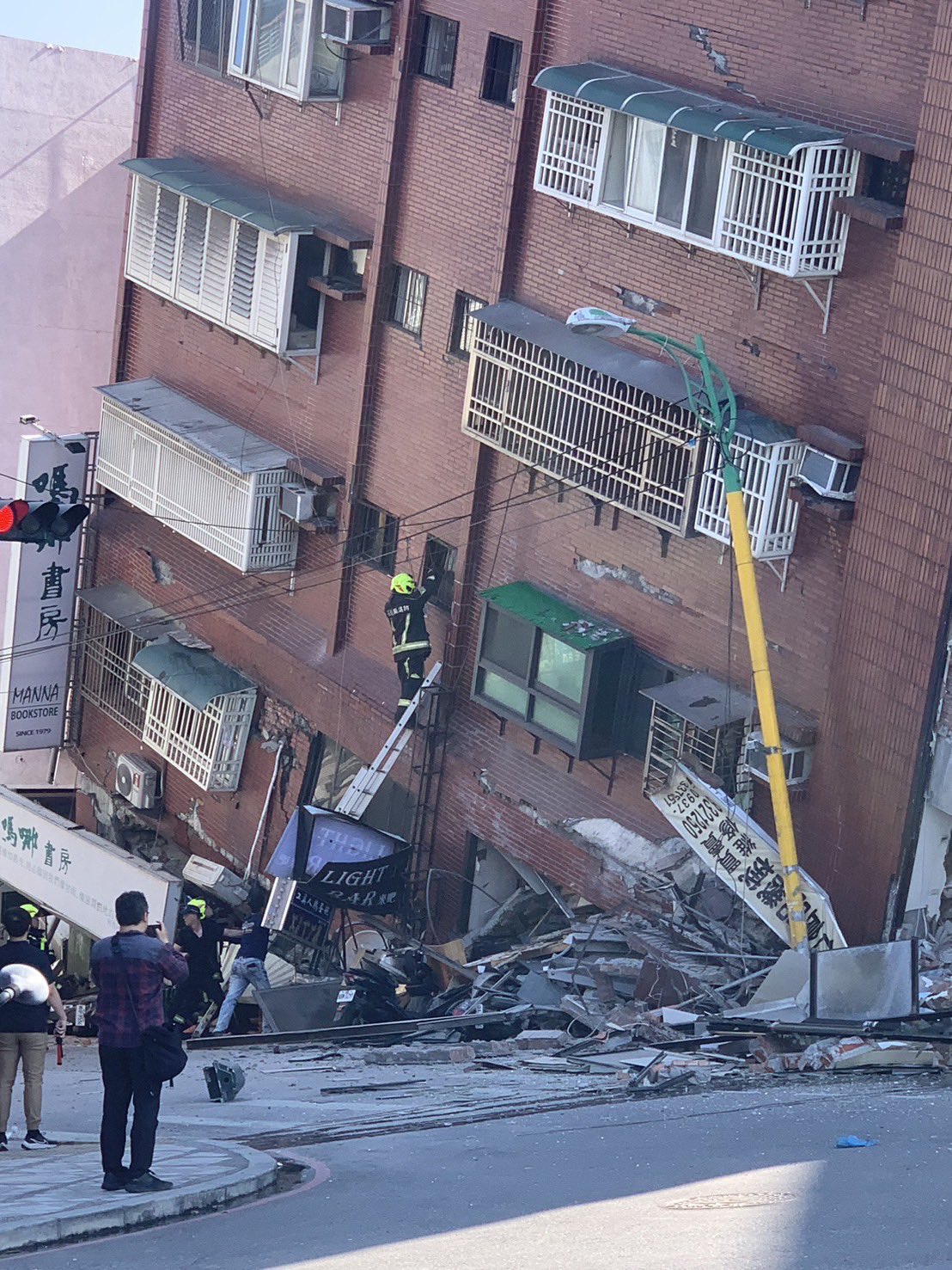 Toàn cảnh hiện trường trận động đất 7,4 độ richter rung chuyển Đài Loan: Nhiều toà nhà nghiêng đổ, các tuyến đường nứt toác- Ảnh 7.