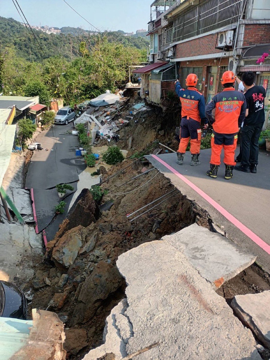 Toàn cảnh hiện trường trận động đất 7,4 độ richter rung chuyển Đài Loan: Nhiều toà nhà nghiêng đổ, các tuyến đường nứt toác- Ảnh 10.
