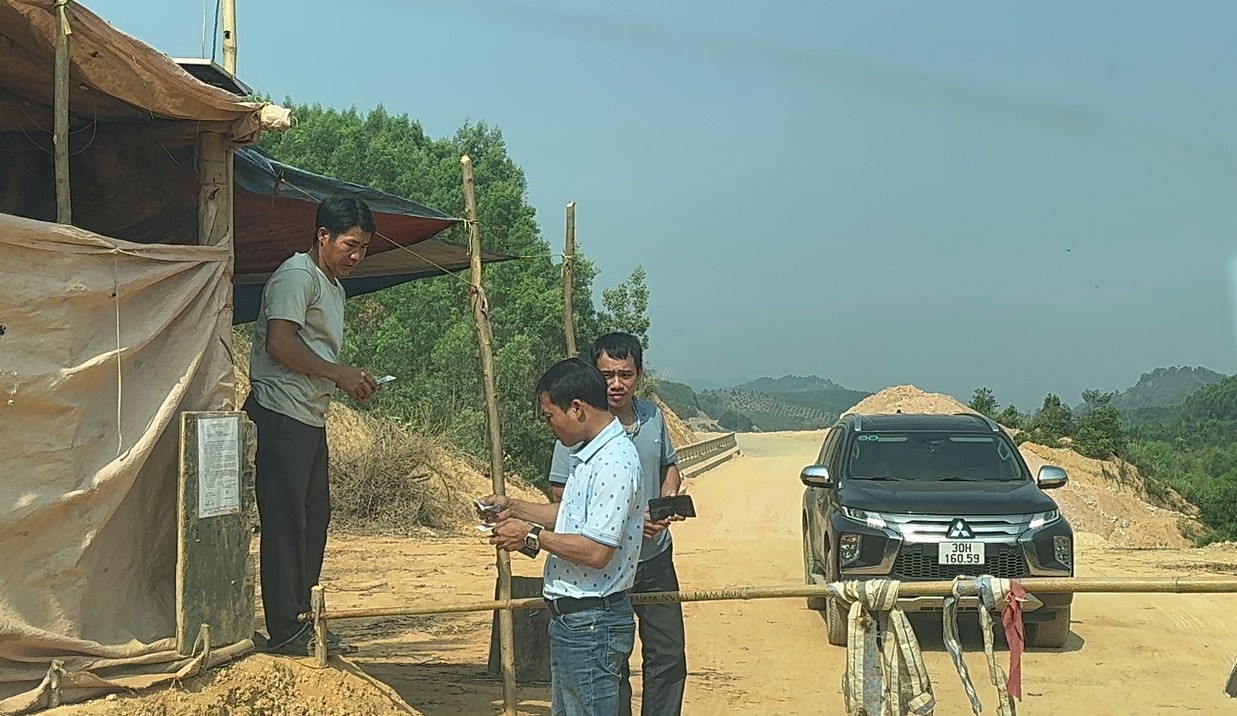 Chuyện lạ: Một hộ dân ủi đất, nối 2 đầu đường ngàn tỉ lập trạm thu phí- Ảnh 1.