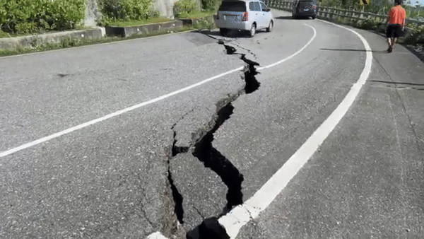 Toàn cảnh hiện trường trận động đất 7,4 độ richter rung chuyển Đài Loan: Nhiều toà nhà nghiêng đổ, các tuyến đường nứt toác- Ảnh 3.
