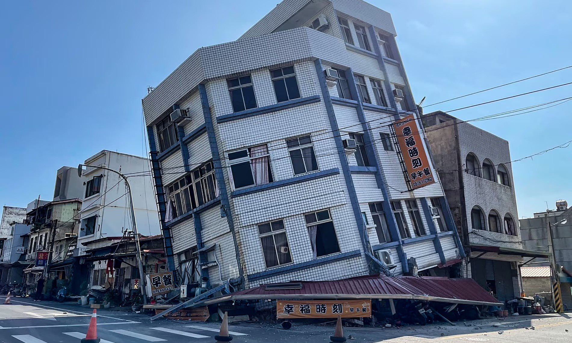 Những toà cao ốc nghiêng ngả như quân domino: Loạt hình ảnh cho thấy sức tàn phá kinh hoàng của động đất ở Đài Loan (Trung Quốc)- Ảnh 1.