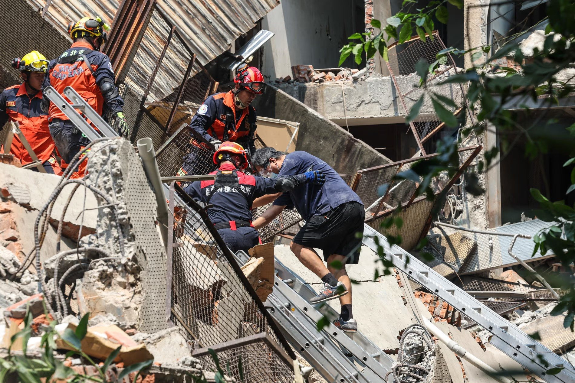 Những toà cao ốc nghiêng ngả như quân domino: Loạt hình ảnh cho thấy sức tàn phá kinh hoàng của động đất ở Đài Loan (Trung Quốc)- Ảnh 5.