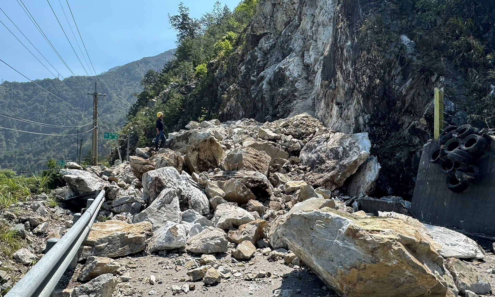 Những toà cao ốc nghiêng ngả như quân domino: Loạt hình ảnh cho thấy sức tàn phá kinh hoàng của động đất ở Đài Loan (Trung Quốc)- Ảnh 8.