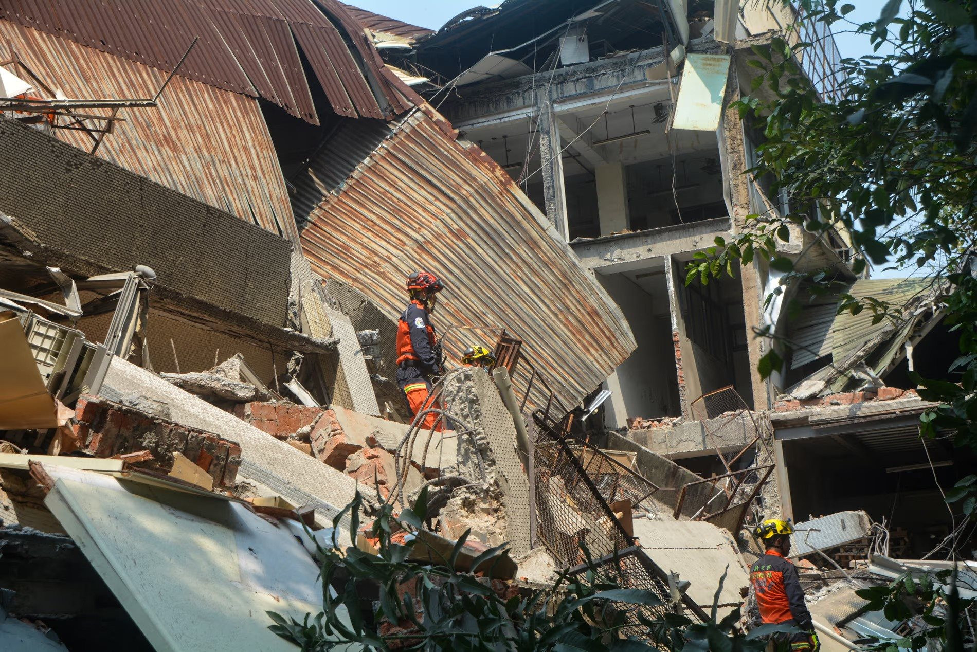 Những toà cao ốc nghiêng ngả như quân domino: Loạt hình ảnh cho thấy sức tàn phá kinh hoàng của động đất ở Đài Loan (Trung Quốc)- Ảnh 4.
