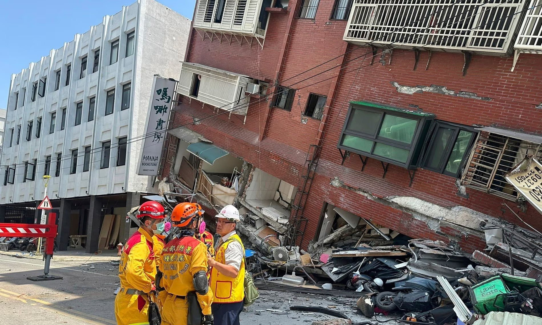 Những toà cao ốc nghiêng ngả như quân domino: Loạt hình ảnh cho thấy sức tàn phá kinh hoàng của động đất ở Đài Loan (Trung Quốc)- Ảnh 2.