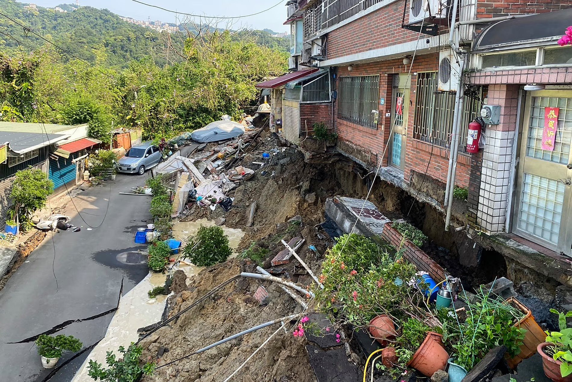 Những toà cao ốc nghiêng ngả như quân domino: Loạt hình ảnh cho thấy sức tàn phá kinh hoàng của động đất ở Đài Loan (Trung Quốc)- Ảnh 3.
