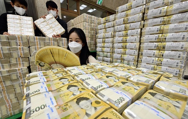 ‘Nhân viên ngân hàng lừa dối tôi’: Bê bối lớn chưa từng có trong lịch sử Hàn Quốc khi người nghỉ hưu mất 106,8 nghìn tỷ đồng tiền tiết kiệm vì tin lời môi giới tư vấn- Ảnh 1.