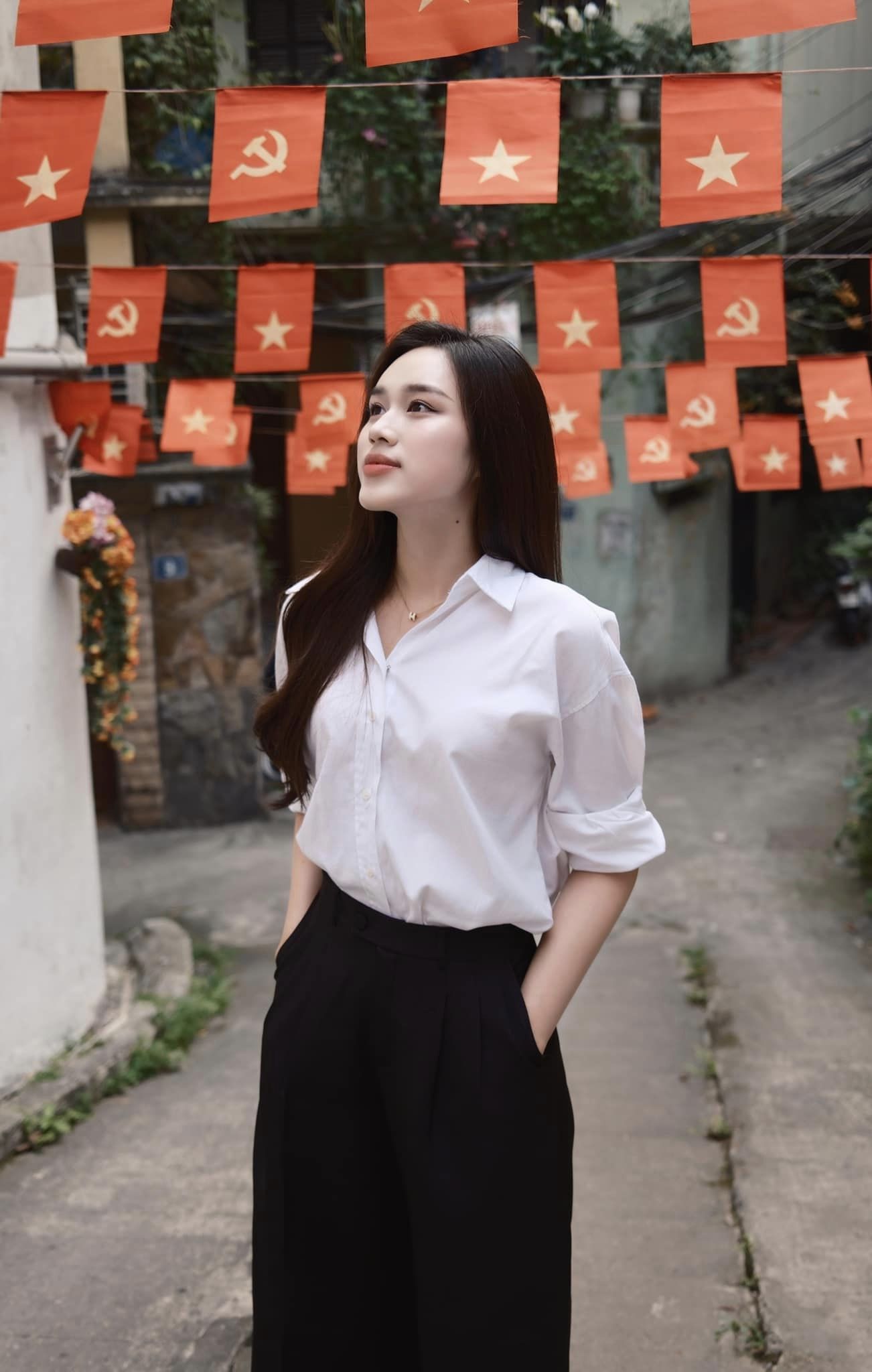 Street style sao Việt: Đỗ Hà ăn mặc chỉn chu, một gia đình diện áo dài đỏ rực ngày nghỉ lễ- Ảnh 3.