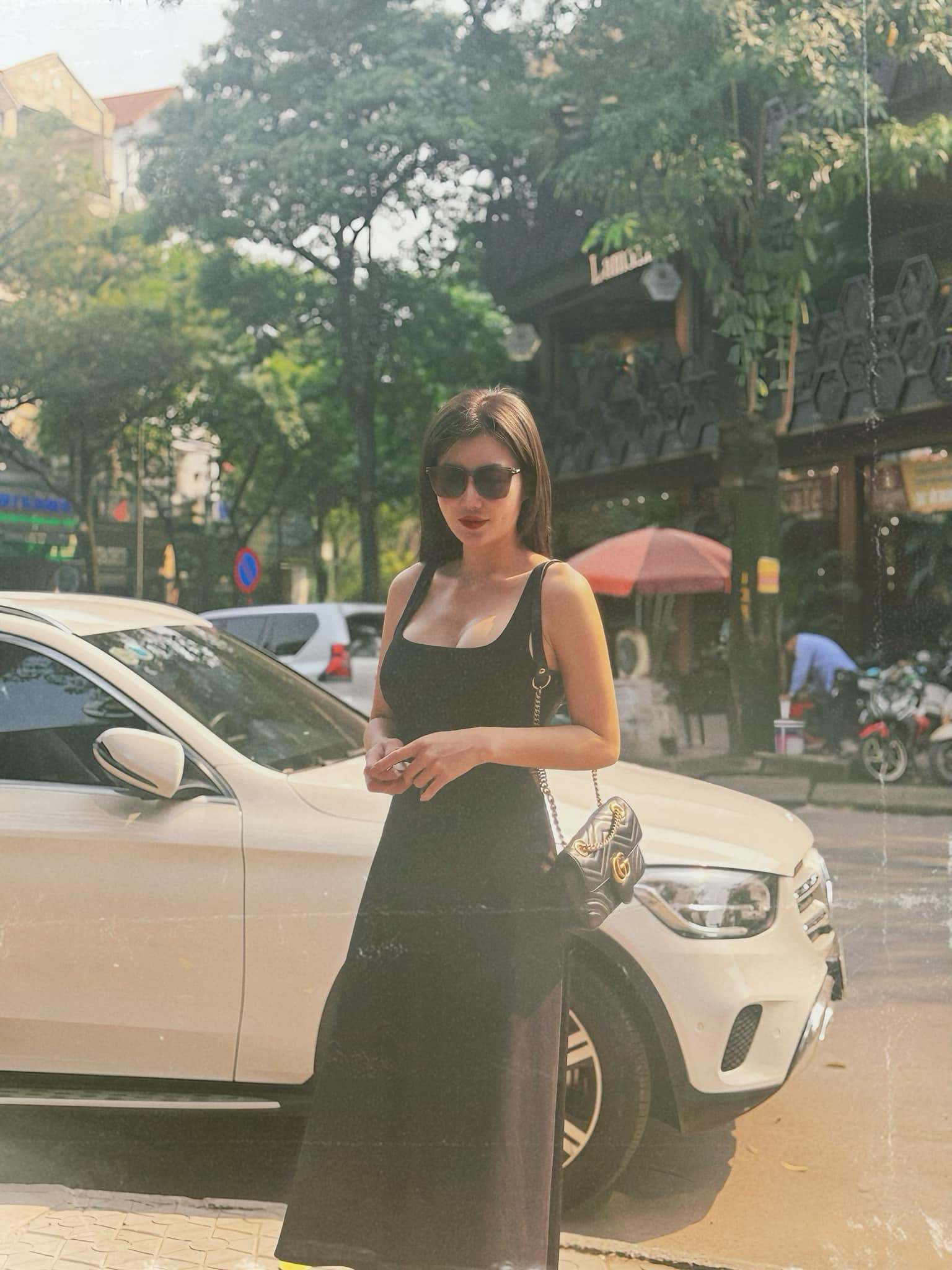 Street style sao Việt: Đỗ Hà ăn mặc chỉn chu, một gia đình diện áo dài đỏ rực ngày nghỉ lễ- Ảnh 16.