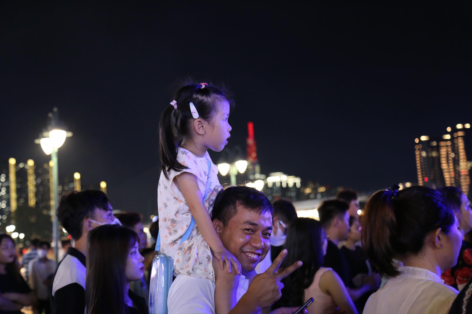 Hàng vạn người dân TP.HCM mãn nhãn với màn pháo hoa rực sáng trên bầu trời mừng ngày 30/4- Ảnh 16.