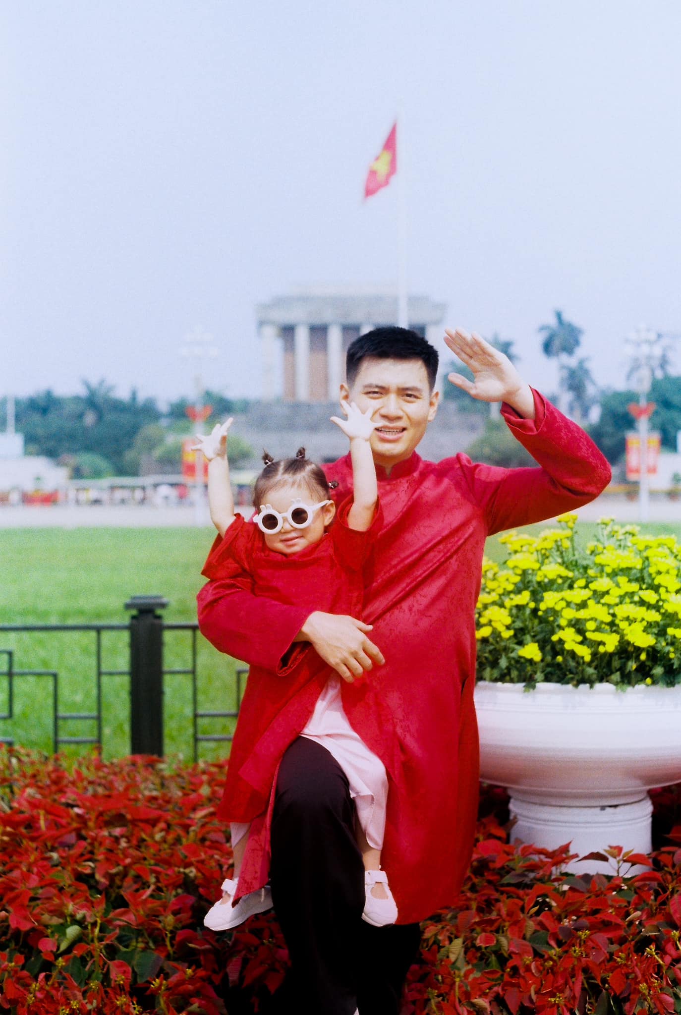 Street style sao Việt: Đỗ Hà ăn mặc chỉn chu, một gia đình diện áo dài đỏ rực ngày nghỉ lễ- Ảnh 2.